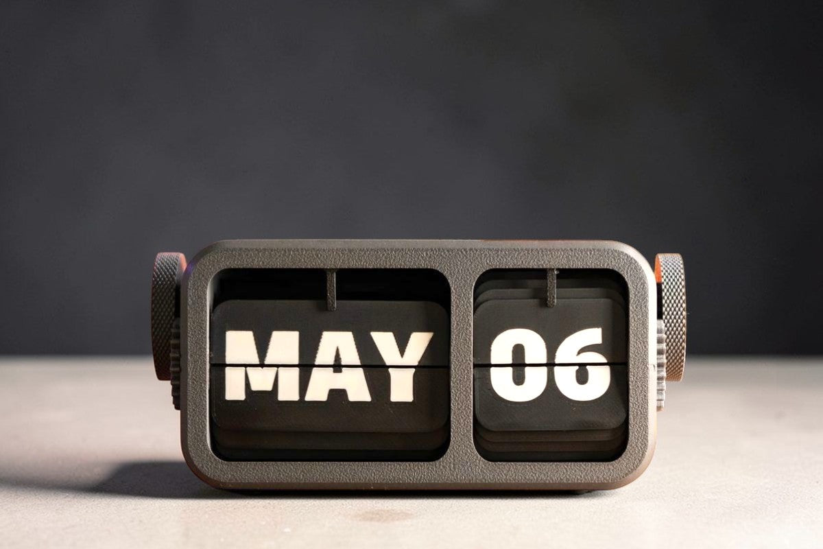 Flip calender for desk