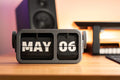 Flip calender for desk